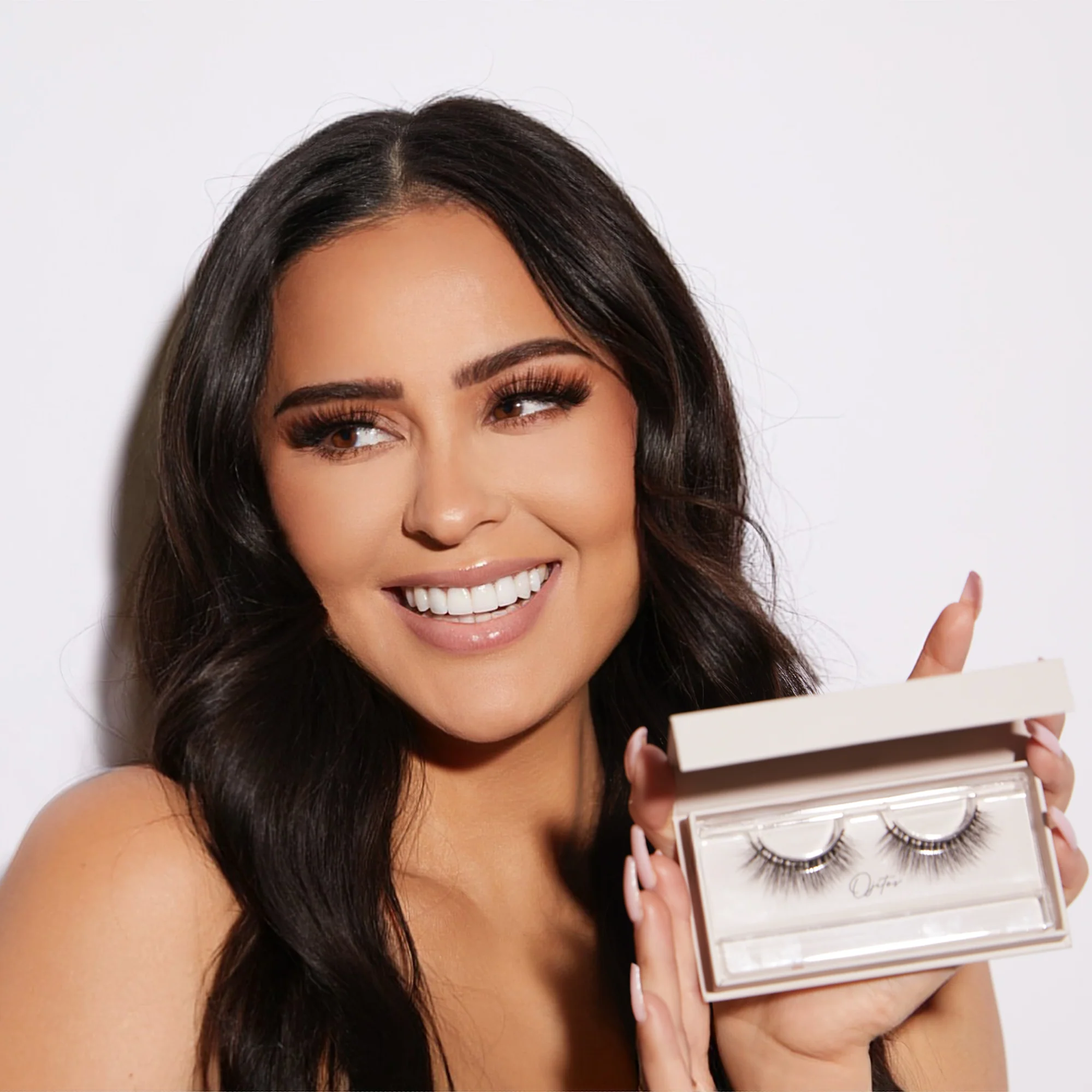 Dominique Ojitos Lashes - Image 4